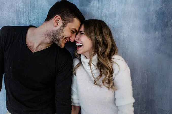 Casal sorrindo em momento de proximidade